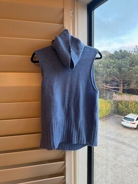 Theory Sleeveless Turtleneck Cashmere Knit Sweater in Cornflower Blue! 🩵🩵🩵